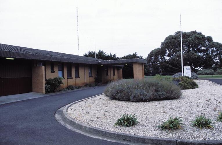MM 028492 Grounds in front of Melbourne Coastal Radio Station, Cape Schanck