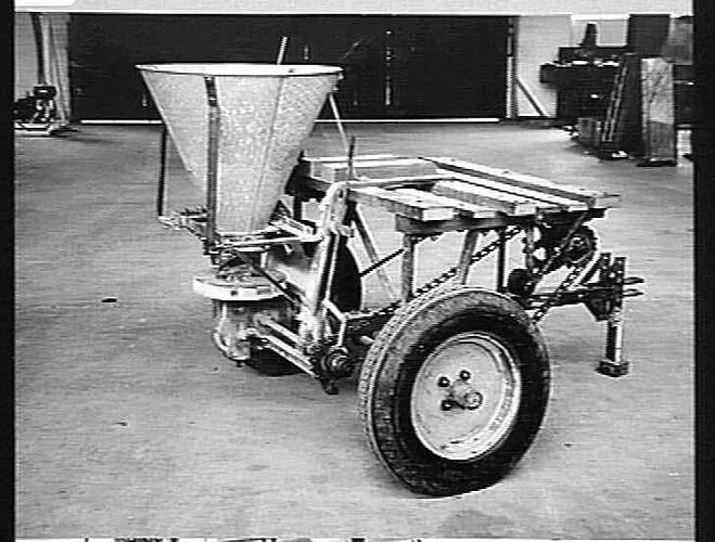 SPINNER TYPE FERTILIZER SPREADER (EXPERIMENTAL): APR 1941