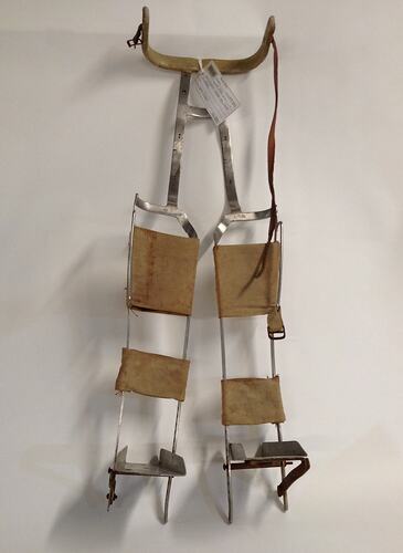 Splint, double legs, made of metal and canvas.