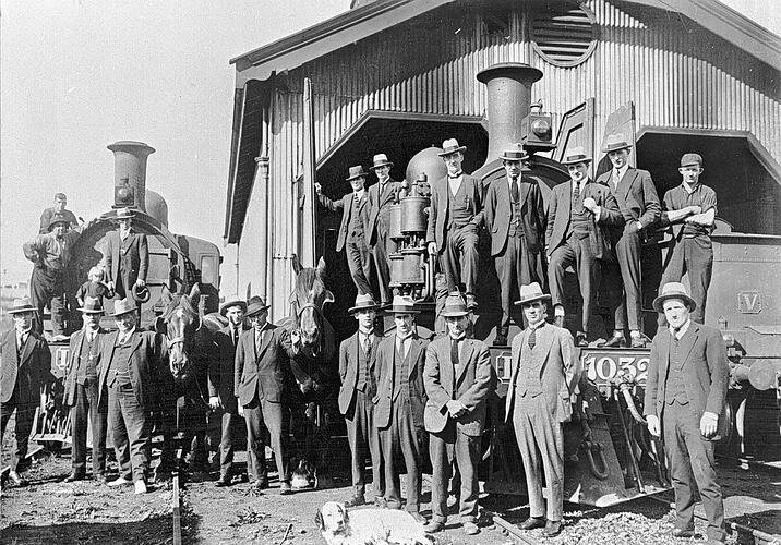 [A group of engineers and loco crews posing with two Dd-class steam locomotives, Portland loco depot, circa 1921.]