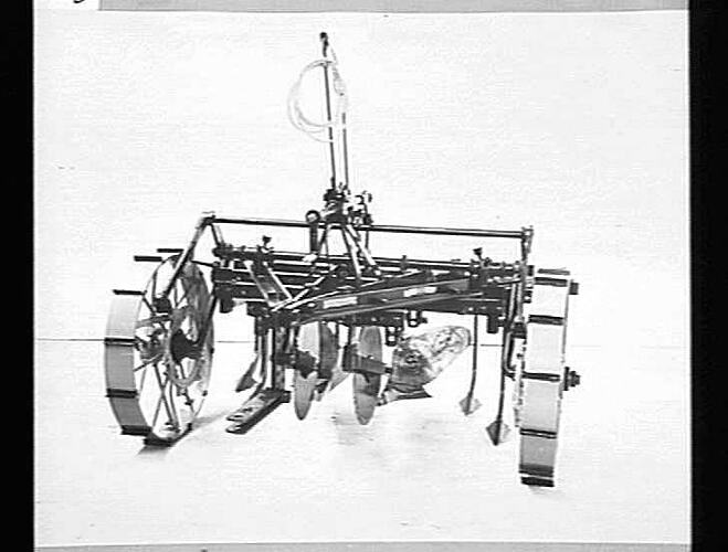 `SUNGRUBBER' WITH RATOONING ATTACHMENT AND 4 TYNES: CIRCA 1925