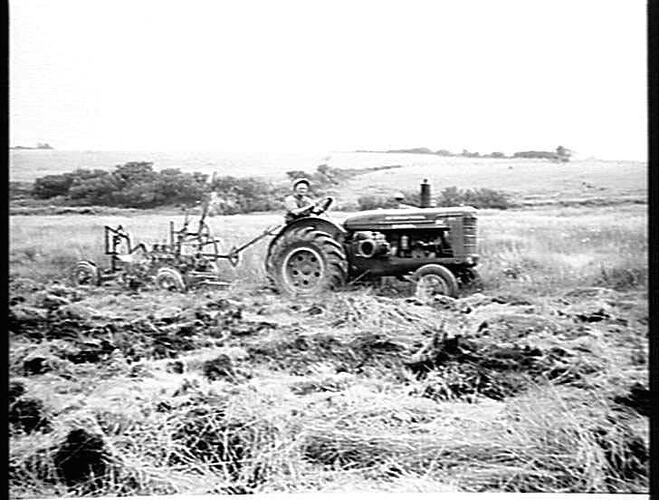 `SUNVERTICAL' DISC PLOUGH. TRIAL CONDUCTED BY PEMBROKE WAR AGRIC. COMMITTEE, HAVENFORD WEST, SOUTH WALES, ENGLAND: AUGUST 1942