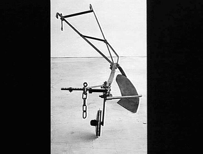 SUNVINE VINEYARD PLOUGH W/- SIDE SET HANDLES. OCT 1937