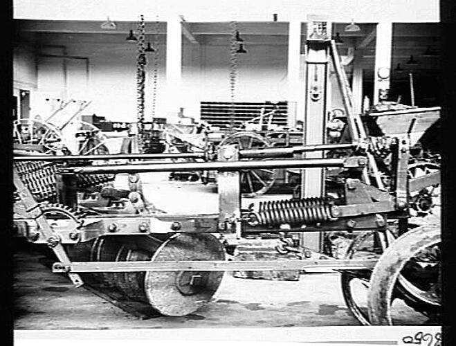 3 VIEWS OF 14-DISC SUNDERCUT FITTED WITH AUTOMATIC LIFT (SEE PAGES 40, 44 & 50). DEC 1941