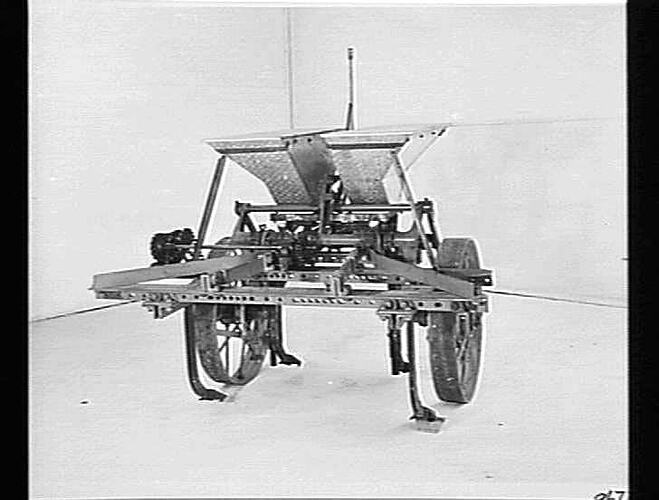 `SUNGRUBBER' FITTED WITH FERTILIZER BOXES WITH STAR FEED (EXP.): MARCH 1941