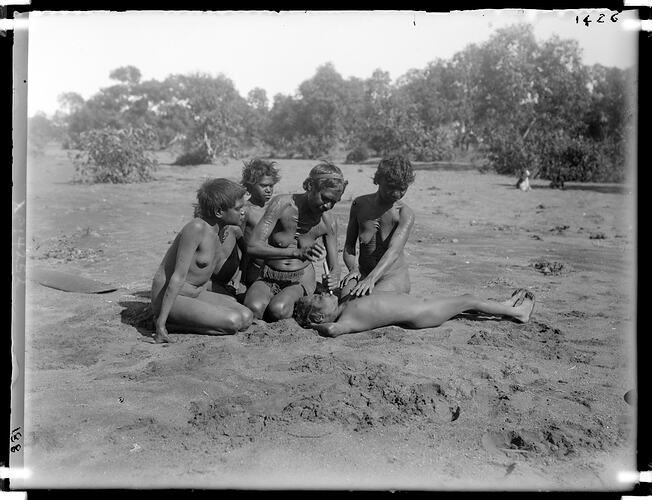 Kaytetye tooth knocking out, Barrow Creek, Central Australia, 1901