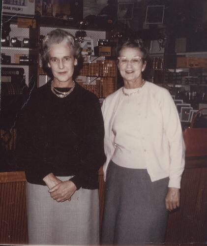 photograph-jeffreys-sisters-visiting-kodak-australasia-staff-shop