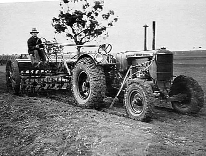 16 ROW `SUNTYNE' & 26/41 TRACTOR (90 ACRES PER 24 HOURS WORKING THE CLOCK AROUND) SOWED 526 ACRES: O & G GERLACH, HORSHAM: JUNE 1938