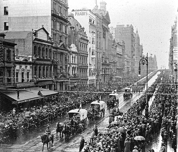[Horse-drawn ambulances leading a parade of soldiers at the beginning of World War I, Swanston Street, Melbourne, 1914.]