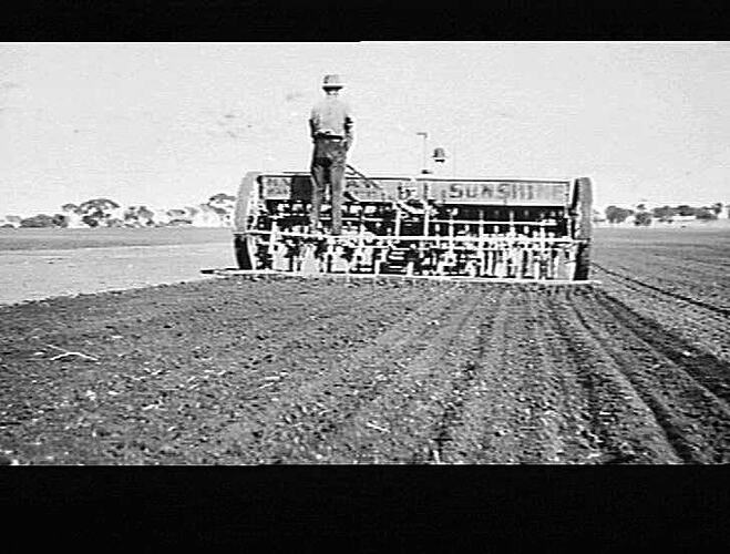 `SUNTYNE' AT WORK - F. A. BLECHYNTON, `BONVIEW', BEVERLEY, W. A.: MAY 1940