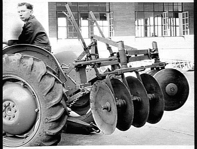 `SUNKING' DISC HARROW CONVERSION TO 3 POINT LINKAGE FERGUSON TRACTOR: SEPT 1954