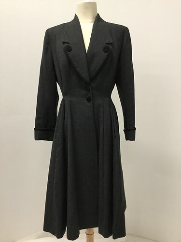 Long coat made from a grey woollen fabric.