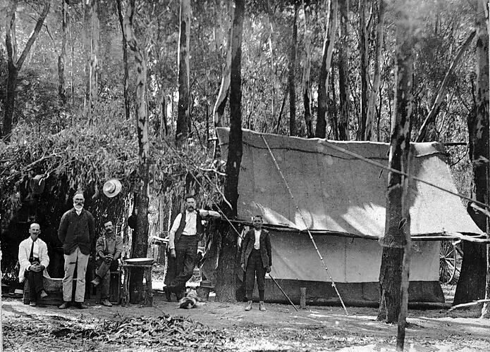 [A fishing camp on the Goulburn River, near Shepparton, about 1910.]
