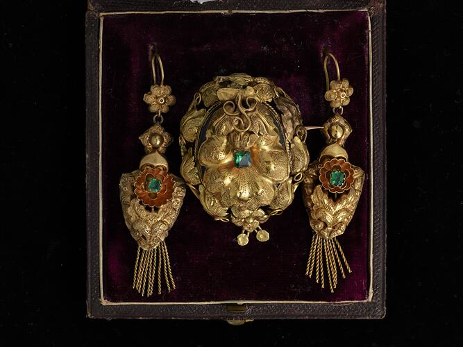 Gold and green pendant earrings with central matching round brooch.