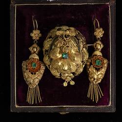 Gold and green pendant earrings with central matching round brooch.