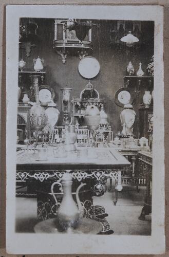 Room with vases, plates and decorative objects.