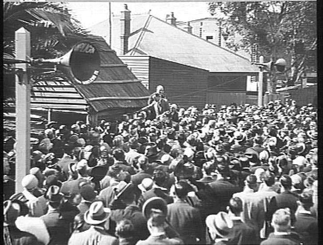 MR W. WATT M.H.R. UNVEILING THE TABLET ON THE FARM SMITHY. FARMERS VISIT OF INSPECTION: SEPT 1928