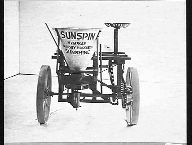 `SUNSPIN' (SULKY TYPE) FERTILIZER SPREADER: MAY 1941