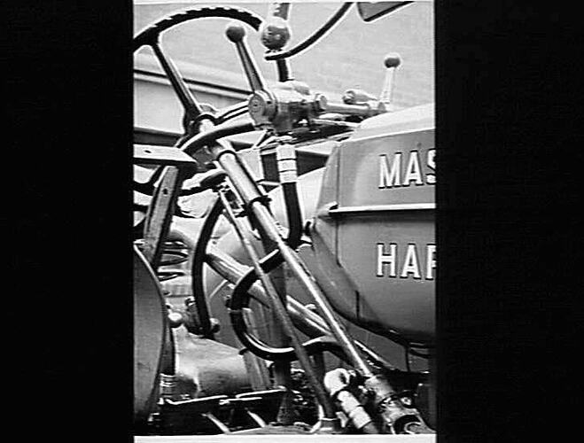 CANE LOADER. HYDRAULIC CONTROL VALVES O/S FOR LIFTING OF BOOM: JUNE 1956