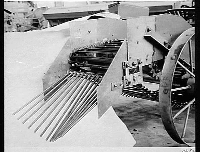 EXP. POTATO DIGGER REAR DELIVERY SINGLE ELEVATOR SHORT: OCT 1953