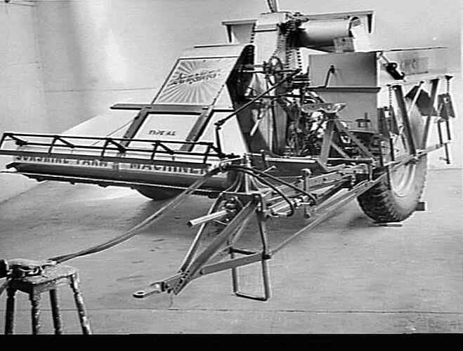 A.L. HARVESTER W/- HYDRAULIC RAISING & LOWERING & AUTOMATIC COMB CLEANER: DEC 1954