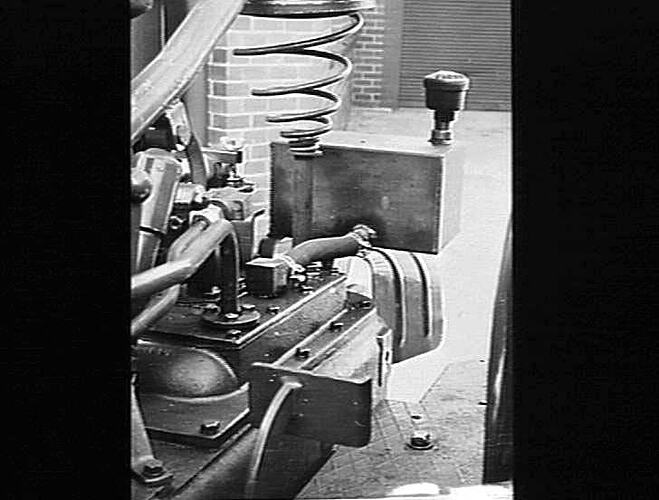 `SUNDRAULIC' NO. 3 AUXILIARY TANK FOR USE W/- `HORNDRAULIC' LOADER ONLY: JUNE 1956