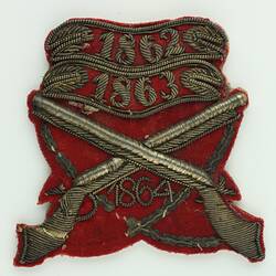 Front of cloth badge with crossed rifles.