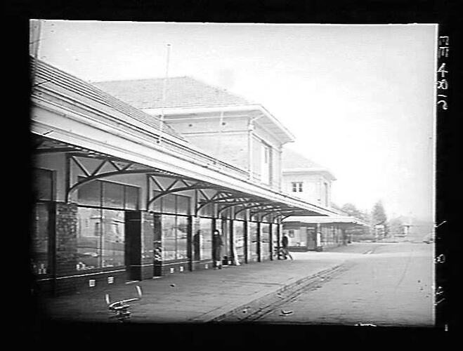 [Yallourn shopping centre, August 1947.]