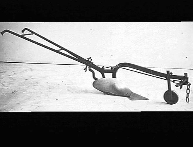 `SUNBEAM' (MOULDBOARD PLOUGH) WITH MOVABLE HANDLES: JULY 1936