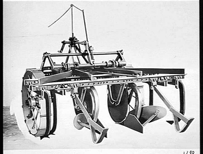 `SUNGRUBBER' FITTED WITH RATOONING ATTACHMENT: MAY 1951