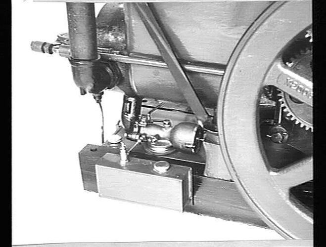 4 H.P. SUNDIAL FITTED TO USE KEROSENE. MAY 1941