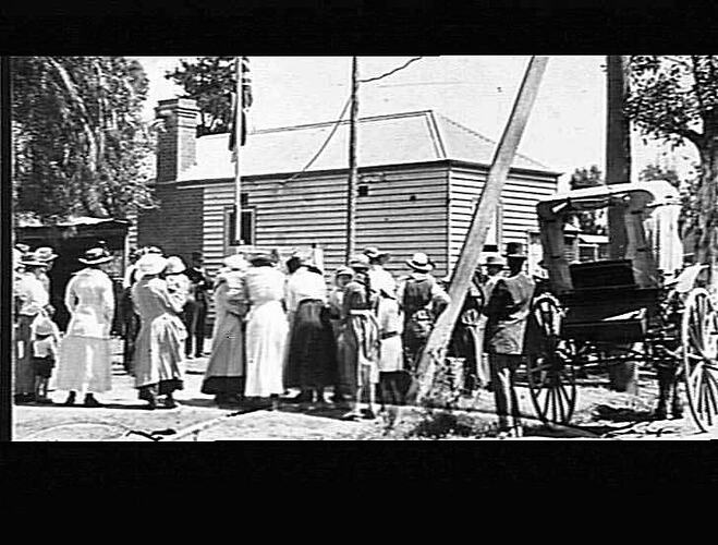 MERRIGUM - GROUP OUTSIDE POST OFFICE - ROGERS HOODED BUGGY