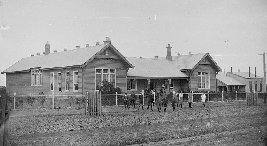 [The Sunshine technical school built by H.V. McKay for educating apprentices at the Sunshine Harvester Works, Sunshine, Melbourne, 1930s.]