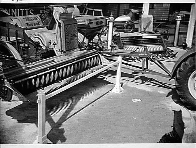 ROYAL SHOW MELBOURNE: SHOWING POSITIONS OF GUARDS FOR HEADERS: 22ND SEPT, 1946