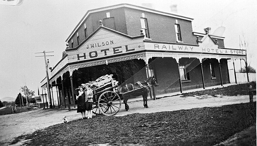 [Wilson's Railway Hotel, Yendon, circa 1925.]