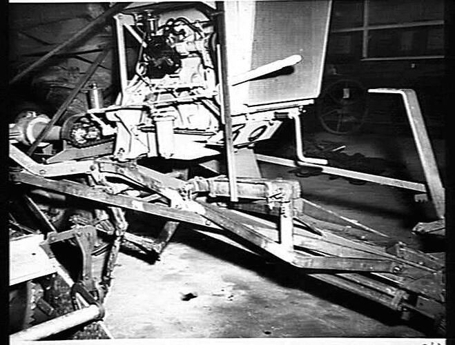 MOUNTING FOR STANDARD 8 INCH HYDRAULIC CYLINDER FOR RAISING AND LOWERING HEADER FRONT: NOV 1953