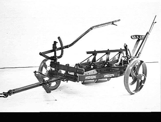 3 FUR SUNRISE DISC WITH M.J. SUNNIE STEERING (FOR STH. AFRICA). AUG 1940