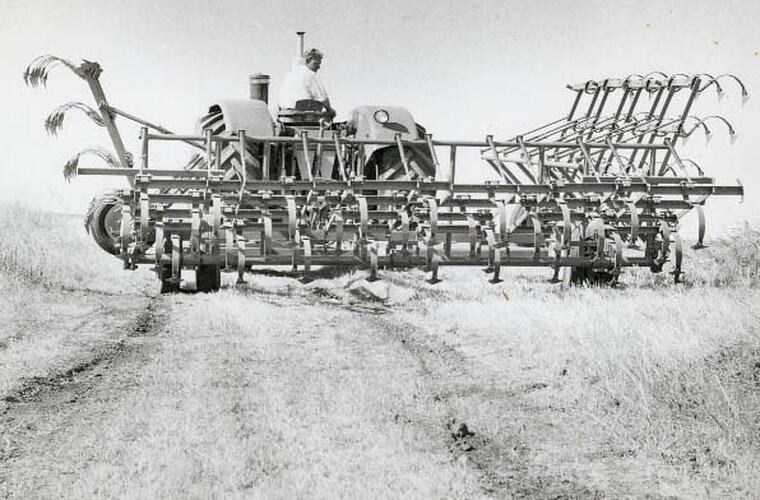 Rear view of a winged tine cultivator.