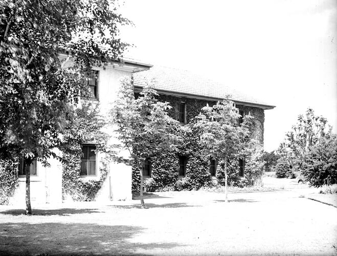 [The Yallourn Hotel, July 1947. Initially Yallourn was a 'dry' town but this policy was unsuccessful and was abolished in 1923.]