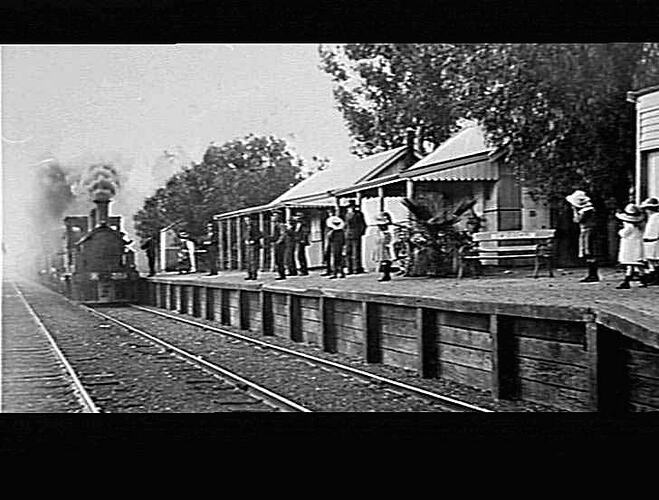 MERRIGUM - RAILWAY STATION - STEAM LOCO ARRIVING