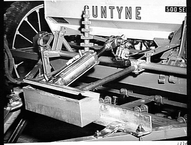 HYDRAULIC LIFT FITTED TO `SUNTYNE': NOV 1953