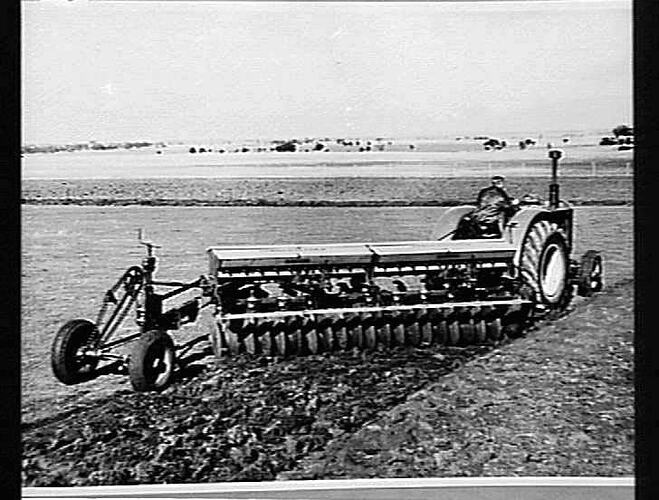 "20-ROW `SUNDERSEEDER' & 55 K AT ROCKBANK: JULY 1955"