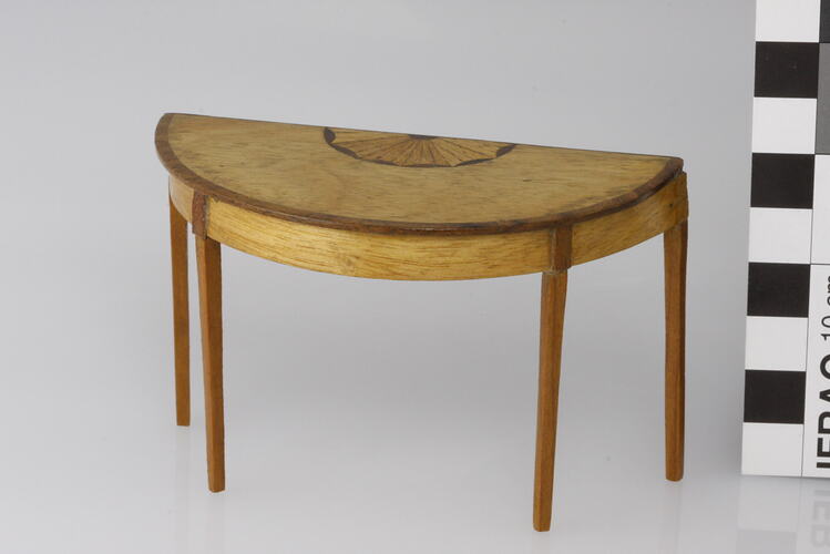 Half circle wooden table with inlay effect