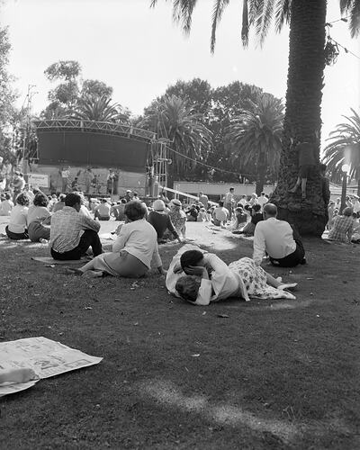 Department of Trade, Crowd Watching a Musical Performance, Melbourne, 13 Mar 1960