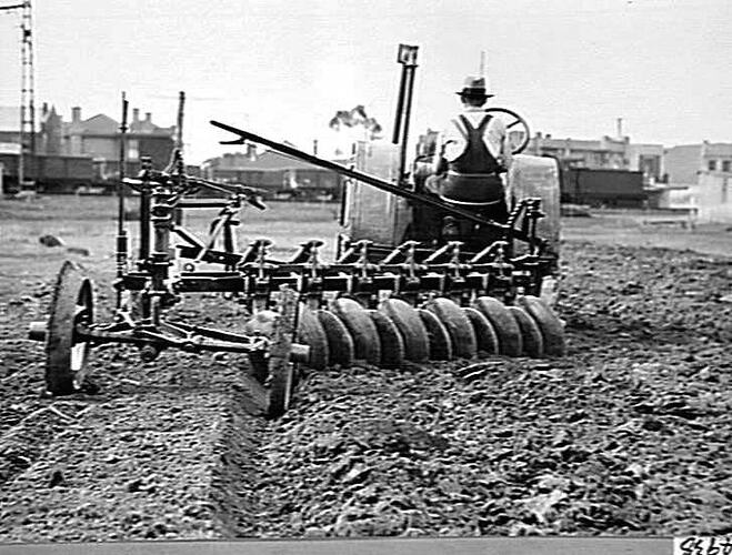 NEW 12 DISC `SUNDERCUT' TRIAL RUN IN RAILWAY PADDOCK: 24 APR 1936