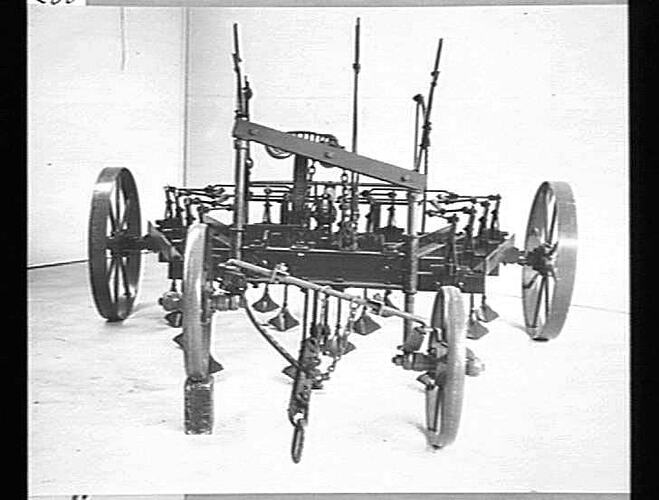 `SUNDUKE' SHOWING KNEE ACTION: MAY 1935