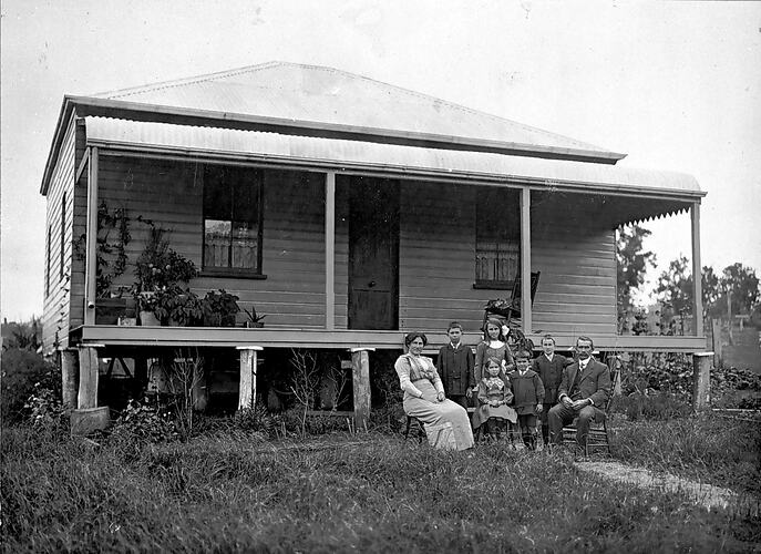 [The Haines family at Hazeldene Farm, near Echuca, about 1920.]