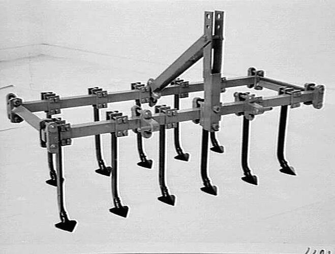 11 TINE CULTIVATOR (LIGHT RIGID TINES): SEPT 1956