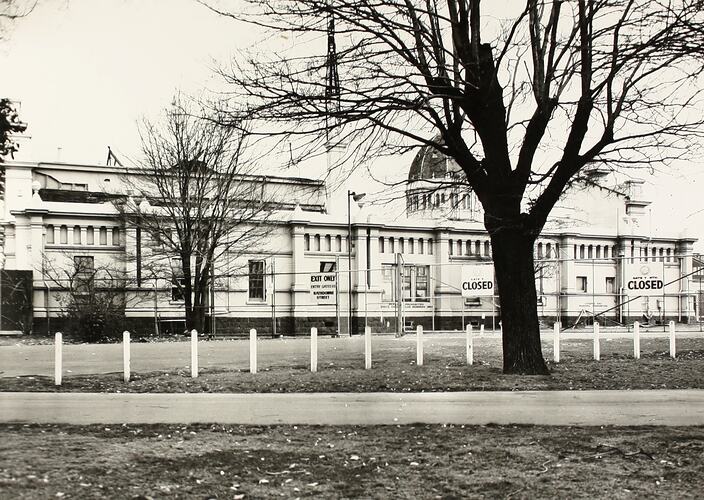 Photograph - The old 'Residency' being demolished, Royal Exhibition Building, 6 Sep 1971