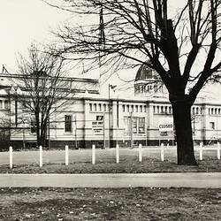 Photograph - The old 'Residency' being demolished, Royal Exhibition Building, 6 Sep 1971